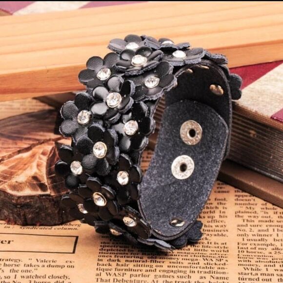 Guang Tong Black Flower & Rhinestone Bracelet - Picture 2 of 5